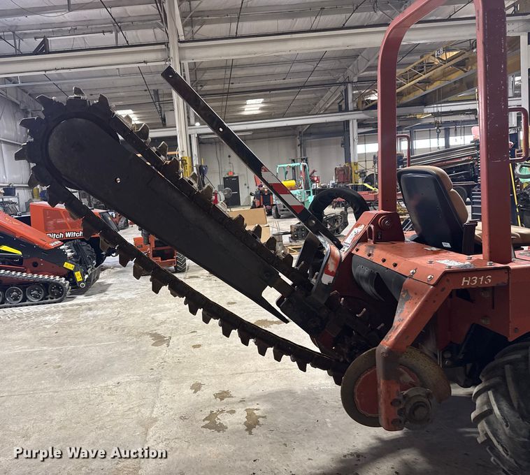 image for item DQ4164 2004 Ditch Witch RT40 trencher