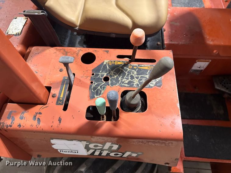image for item DQ4164 2004 Ditch Witch RT40 trencher