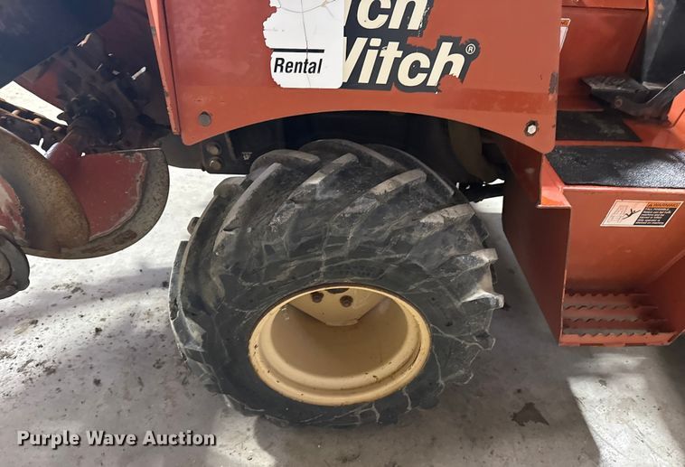 image for item DQ4164 2004 Ditch Witch RT40 trencher