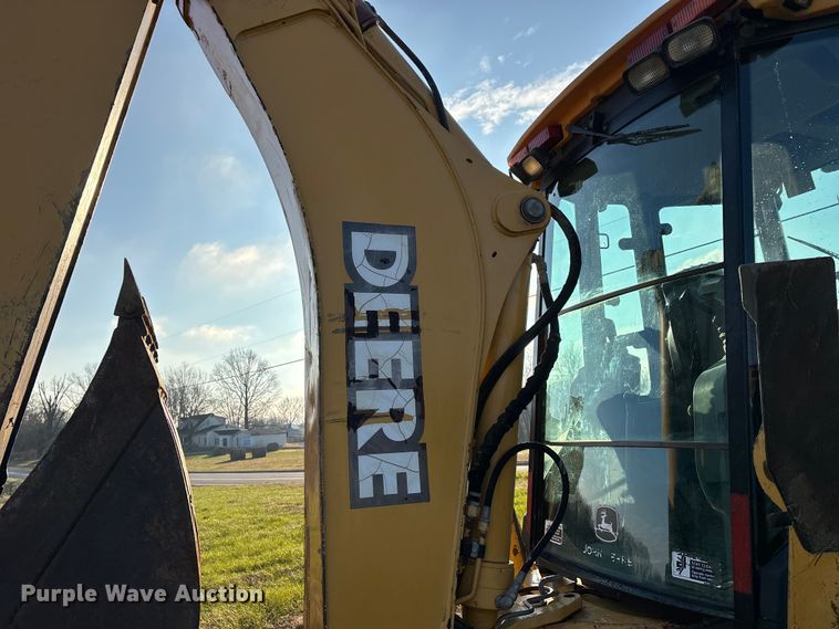 image for item DT0002 2004 John Deere 410G backhoe