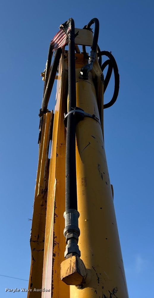 image for item DT0002 2004 John Deere 410G backhoe