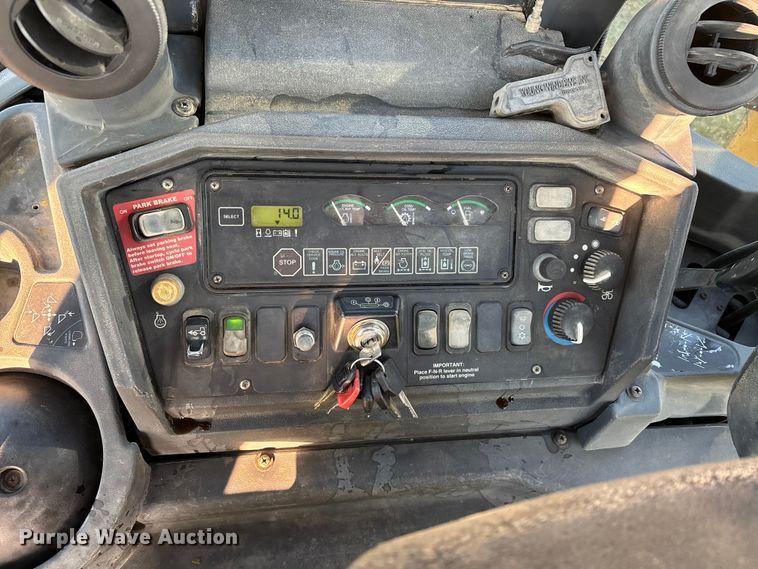 image for item DT0002 2004 John Deere 410G backhoe