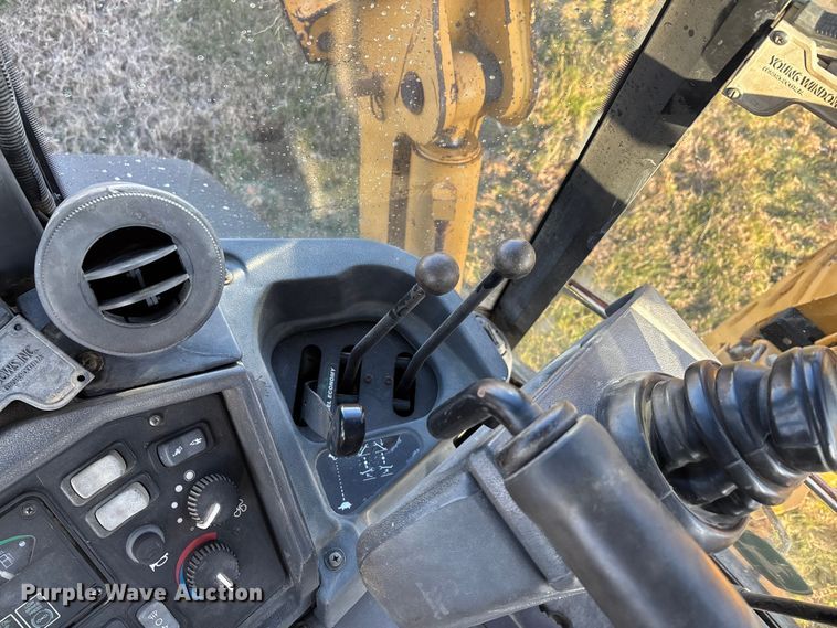 image for item DT0002 2004 John Deere 410G backhoe