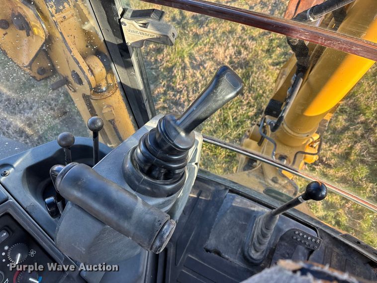 image for item DT0002 2004 John Deere 410G backhoe