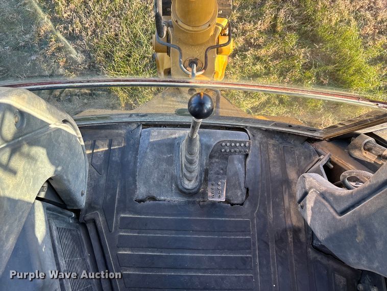 image for item DT0002 2004 John Deere 410G backhoe