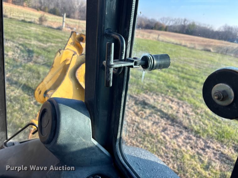 image for item DT0002 2004 John Deere 410G backhoe