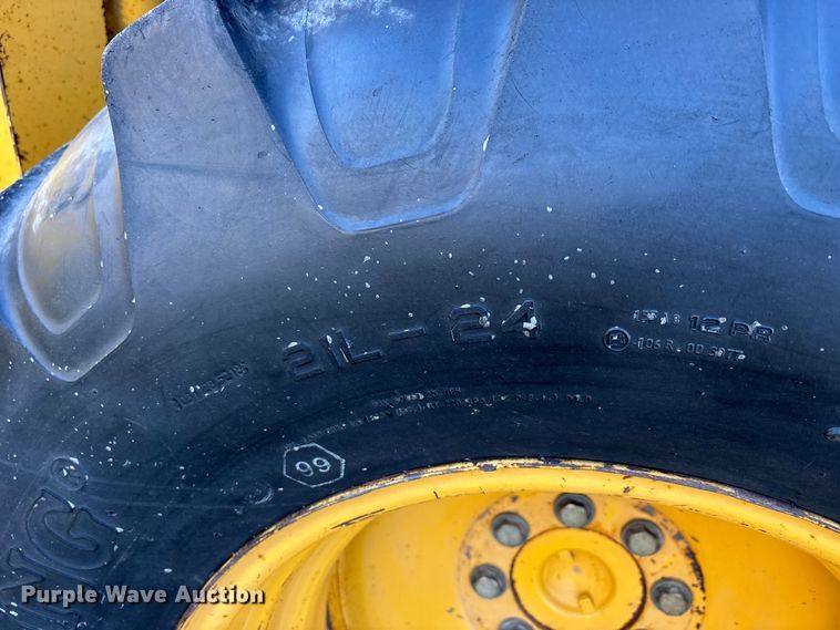 image for item DT0002 2004 John Deere 410G backhoe