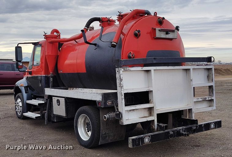 image for item DT0777 2007 International MA025 vacuum truck