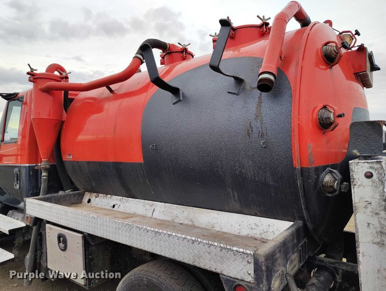 image for item DT0777 2007 International MA025 vacuum truck