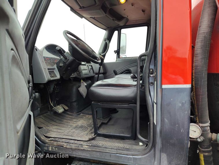 image for item DT0777 2007 International MA025 vacuum truck