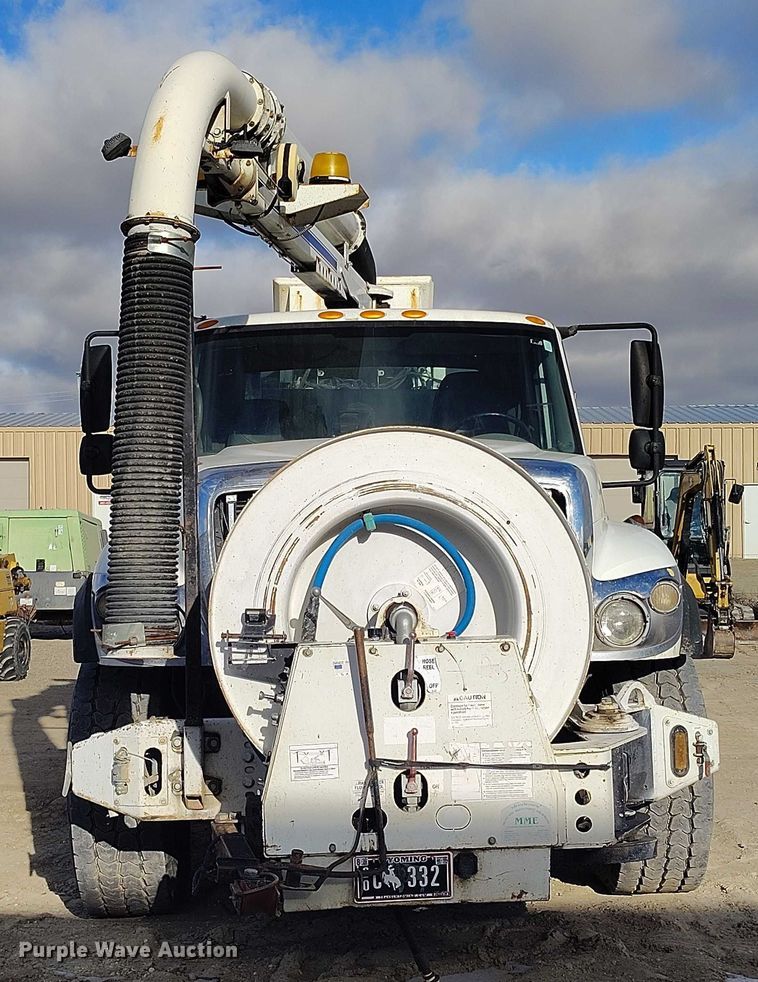 image for item DT0796 2009 International 7400 hydrovac truck