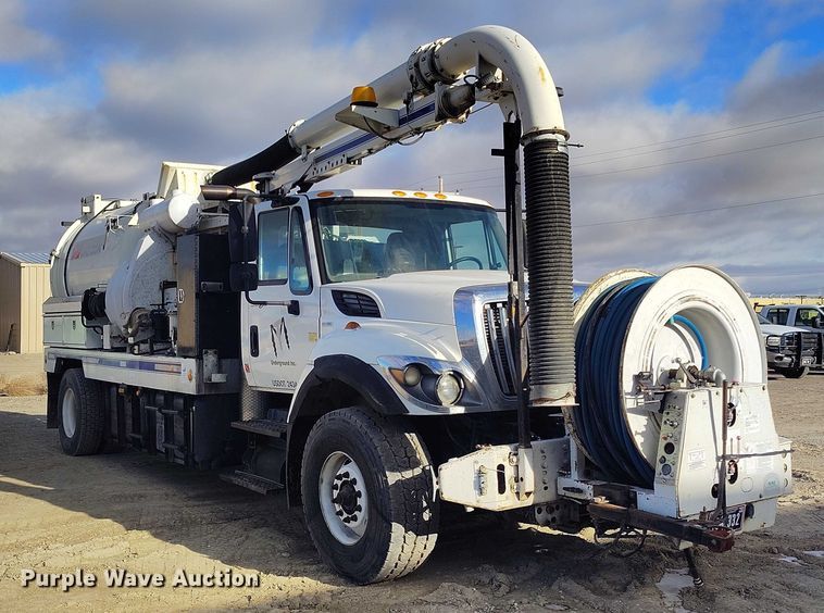 image for item DT0796 2009 International 7400 hydrovac truck