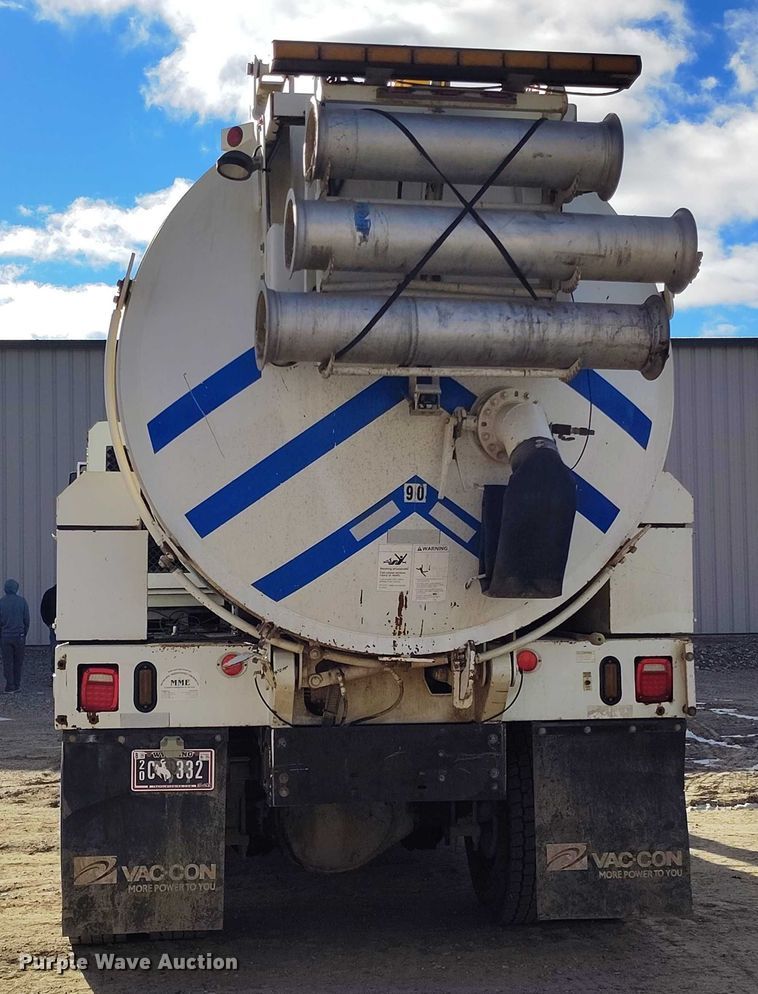 image for item DT0796 2009 International 7400 hydrovac truck