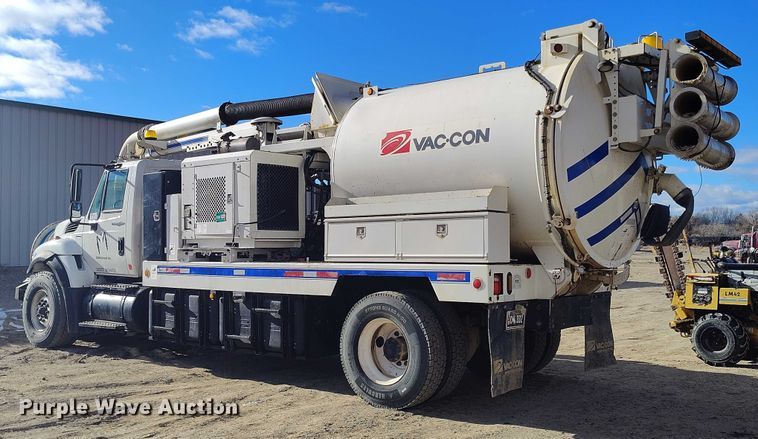 image for item DT0796 2009 International 7400 hydrovac truck