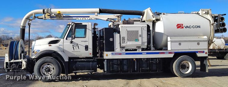 image for item DT0796 2009 International 7400 hydrovac truck