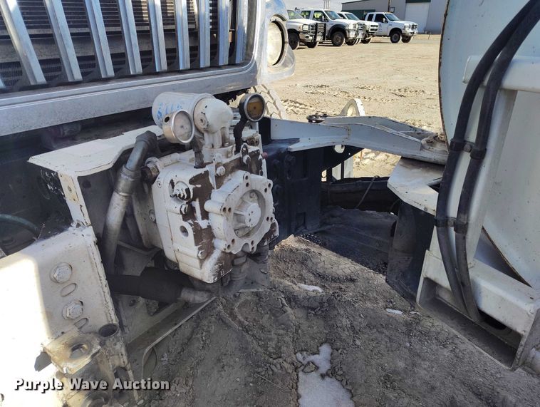 image for item DT0796 2009 International 7400 hydrovac truck