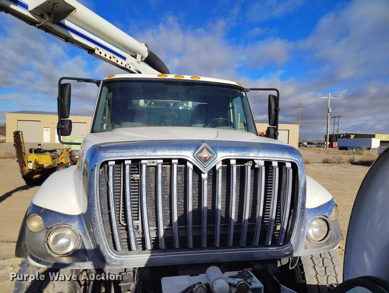 image for item DT0796 2009 International 7400 hydrovac truck