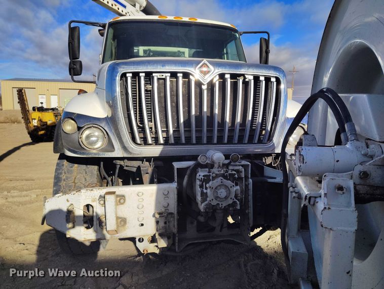 image for item DT0796 2009 International 7400 hydrovac truck