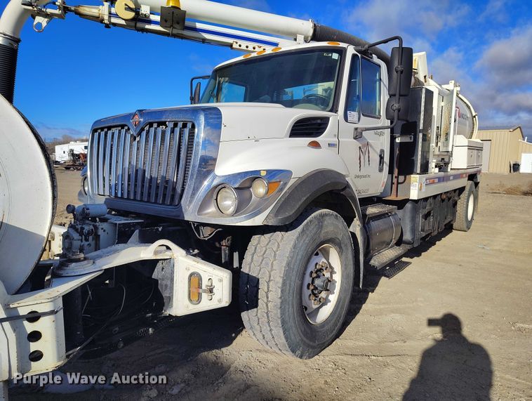 image for item DT0796 2009 International 7400 hydrovac truck