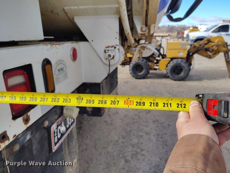 image for item DT0796 2009 International 7400 hydrovac truck