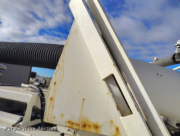 image for item DT0796 2009 International 7400 hydrovac truck