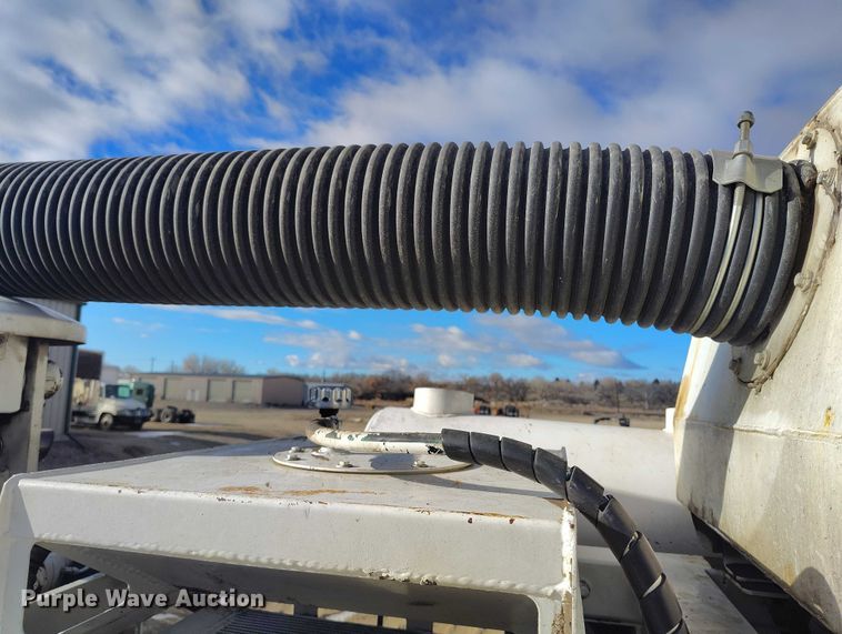 image for item DT0796 2009 International 7400 hydrovac truck