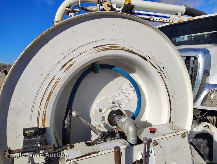 image for item DT0796 2009 International 7400 hydrovac truck