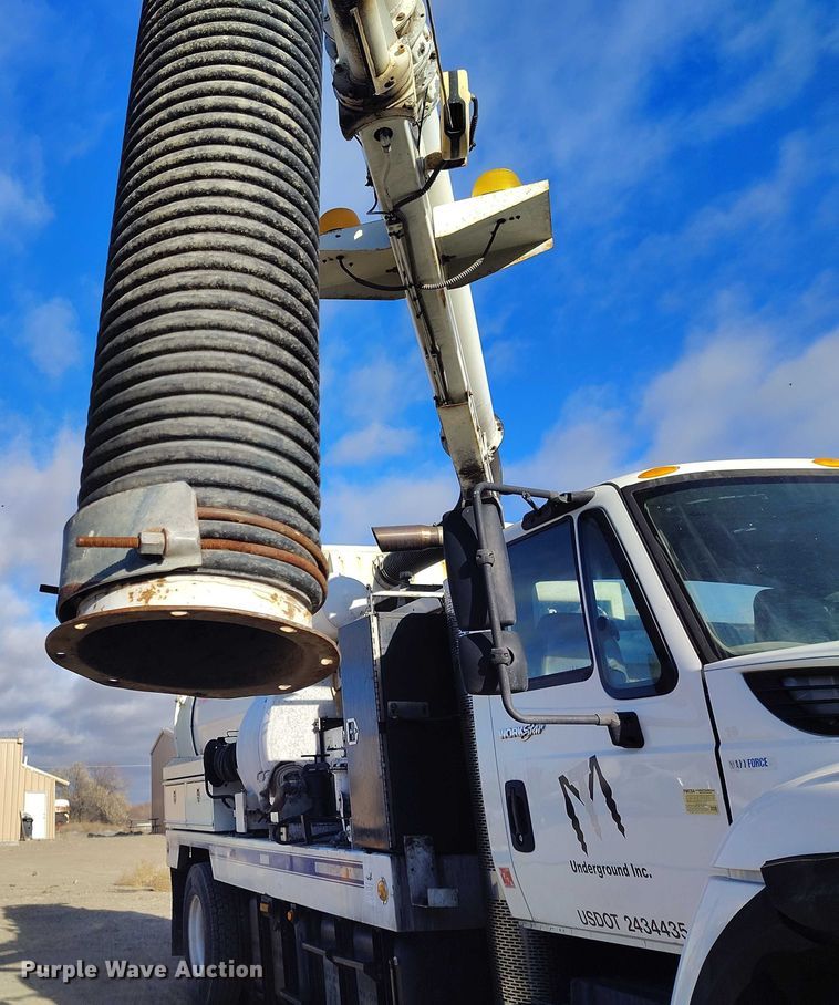 image for item DT0796 2009 International 7400 hydrovac truck