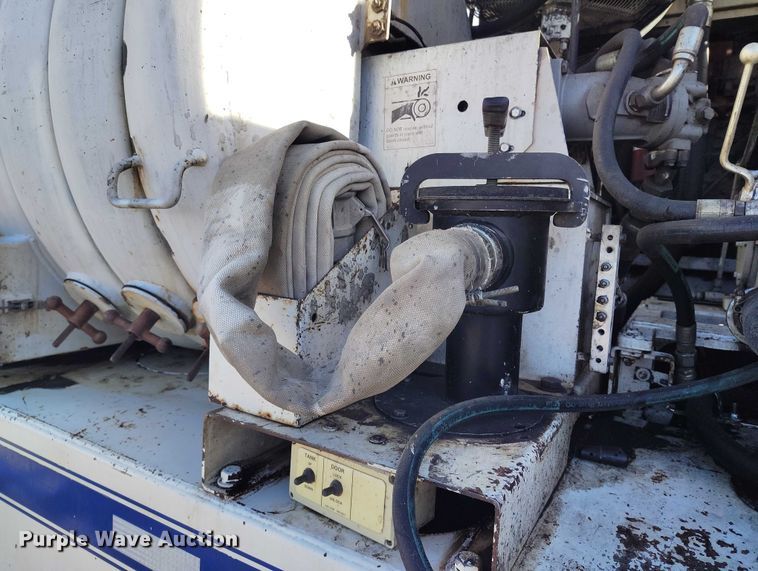 image for item DT0796 2009 International 7400 hydrovac truck