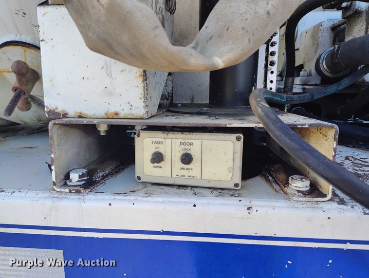 image for item DT0796 2009 International 7400 hydrovac truck