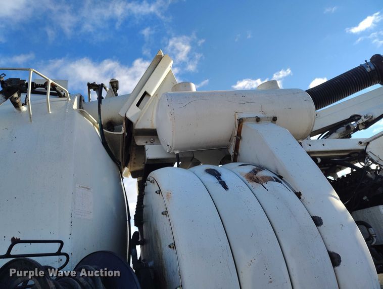 image for item DT0796 2009 International 7400 hydrovac truck