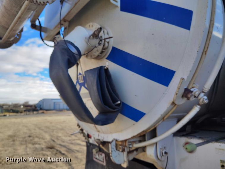 image for item DT0796 2009 International 7400 hydrovac truck