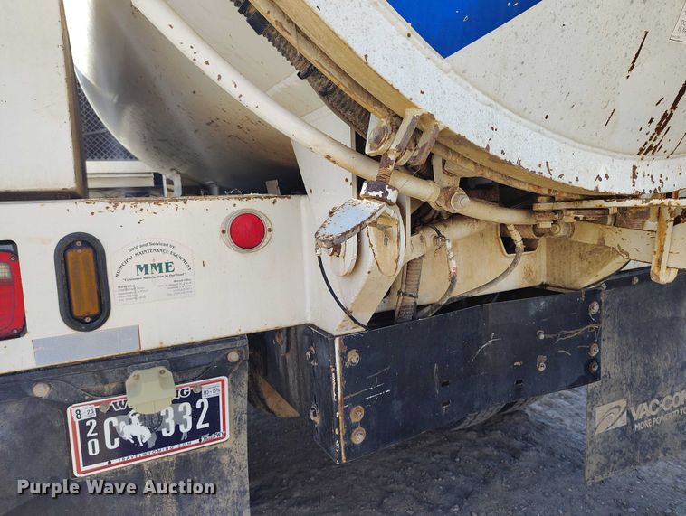 image for item DT0796 2009 International 7400 hydrovac truck