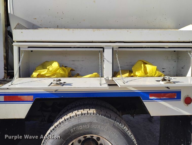 image for item DT0796 2009 International 7400 hydrovac truck