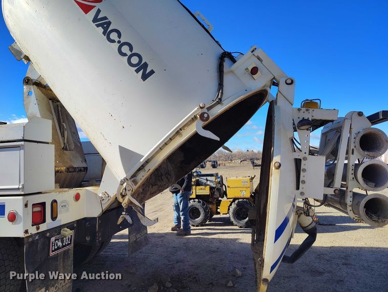 image for item DT0796 2009 International 7400 hydrovac truck