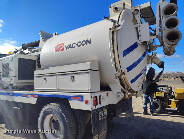 image for item DT0796 2009 International 7400 hydrovac truck