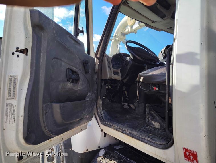 image for item DT0796 2009 International 7400 hydrovac truck