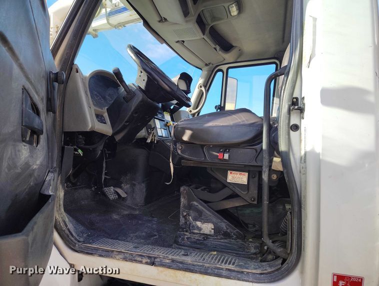 image for item DT0796 2009 International 7400 hydrovac truck