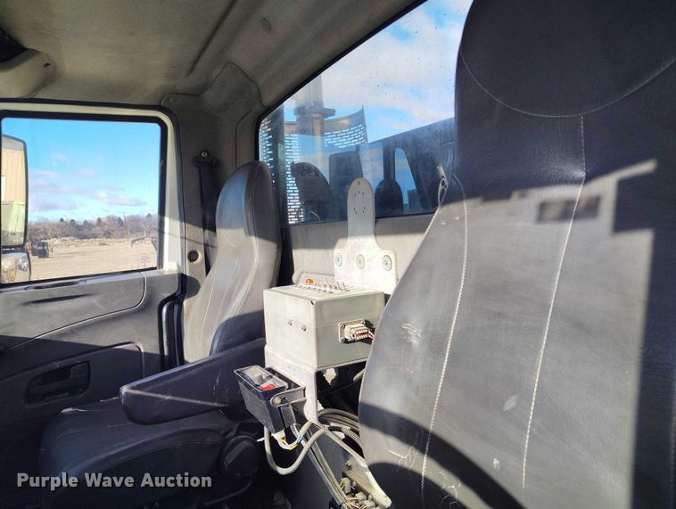 image for item DT0796 2009 International 7400 hydrovac truck