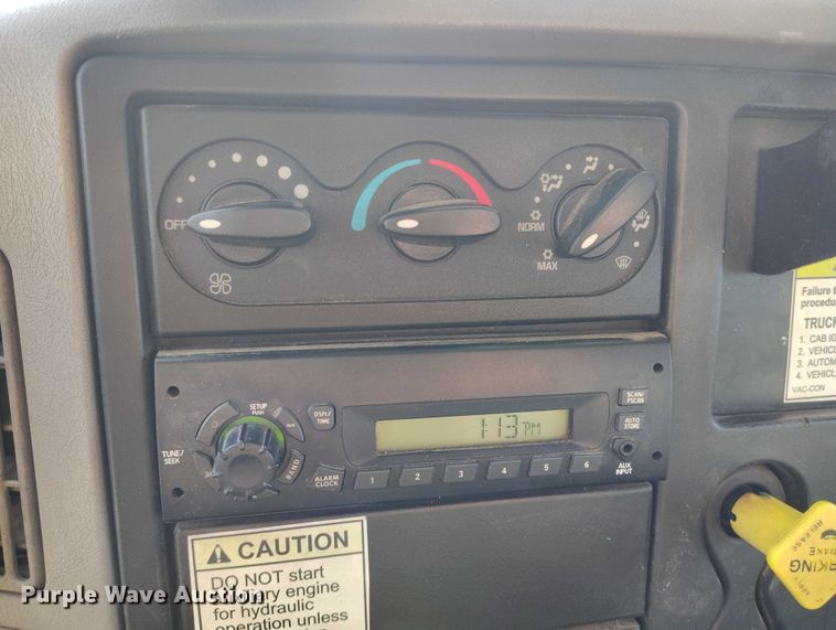 image for item DT0796 2009 International 7400 hydrovac truck