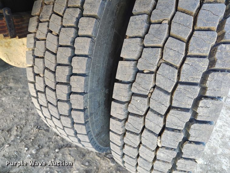 image for item DT0796 2009 International 7400 hydrovac truck