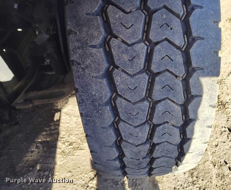 image for item DT0796 2009 International 7400 hydrovac truck