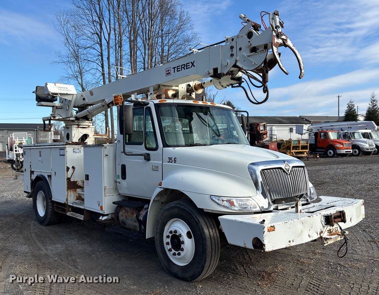 image for item DT2758 2007 International 4300 digger derrick truck