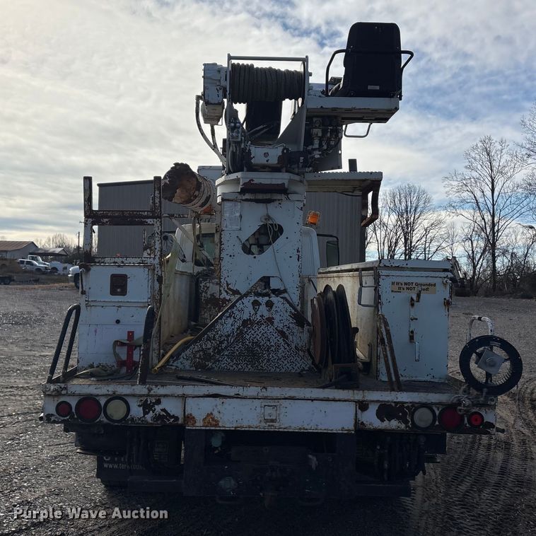 image for item DT2758 2007 International 4300 digger derrick truck