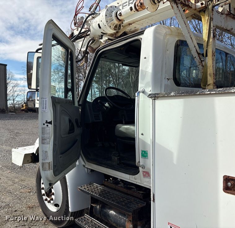 image for item DT2758 2007 International 4300 digger derrick truck