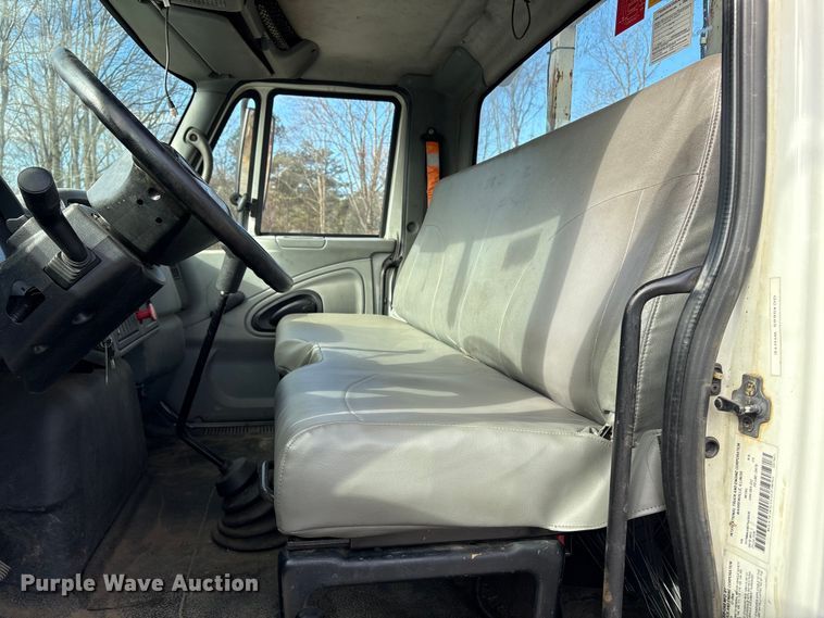 image for item DT2758 2007 International 4300 digger derrick truck