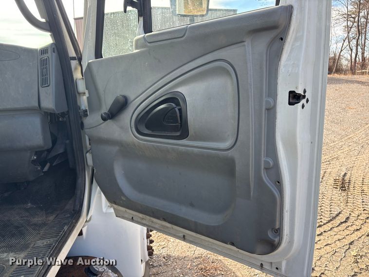 image for item DT2758 2007 International 4300 digger derrick truck