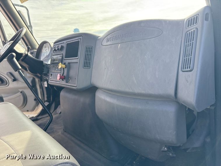 image for item DT2758 2007 International 4300 digger derrick truck