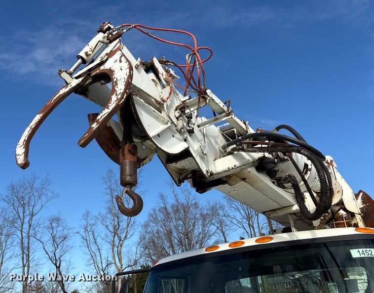 image for item DT2758 2007 International 4300 digger derrick truck