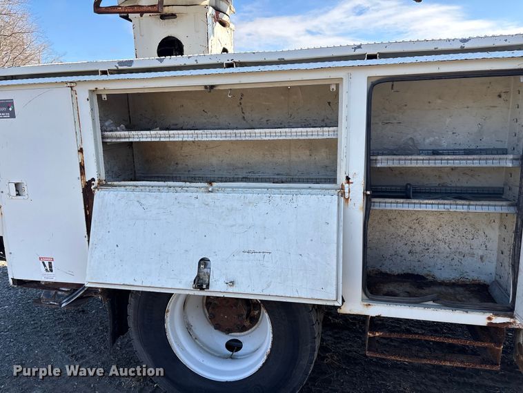 image for item DT2758 2007 International 4300 digger derrick truck